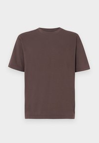 Rjava bombažna majica z okroglim izrezom in kratkimi rokavi, z ohlapnim krojem in gladko teksturo, z minimalnimi detajli.