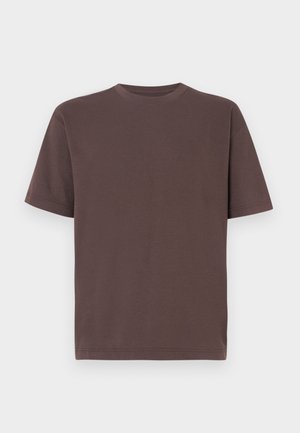 T-shirt en coton marron avec un col rond et des manches courtes, offrant une coupe décontractée et une texture lisse, avec un minimum de détails.