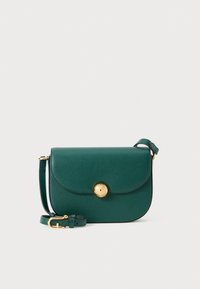 Borsa a tracolla verde in pelle con patta arrotondata, accessori in oro e tracolla regolabile. Finitura texturizzata e forma rettangolare compatta.