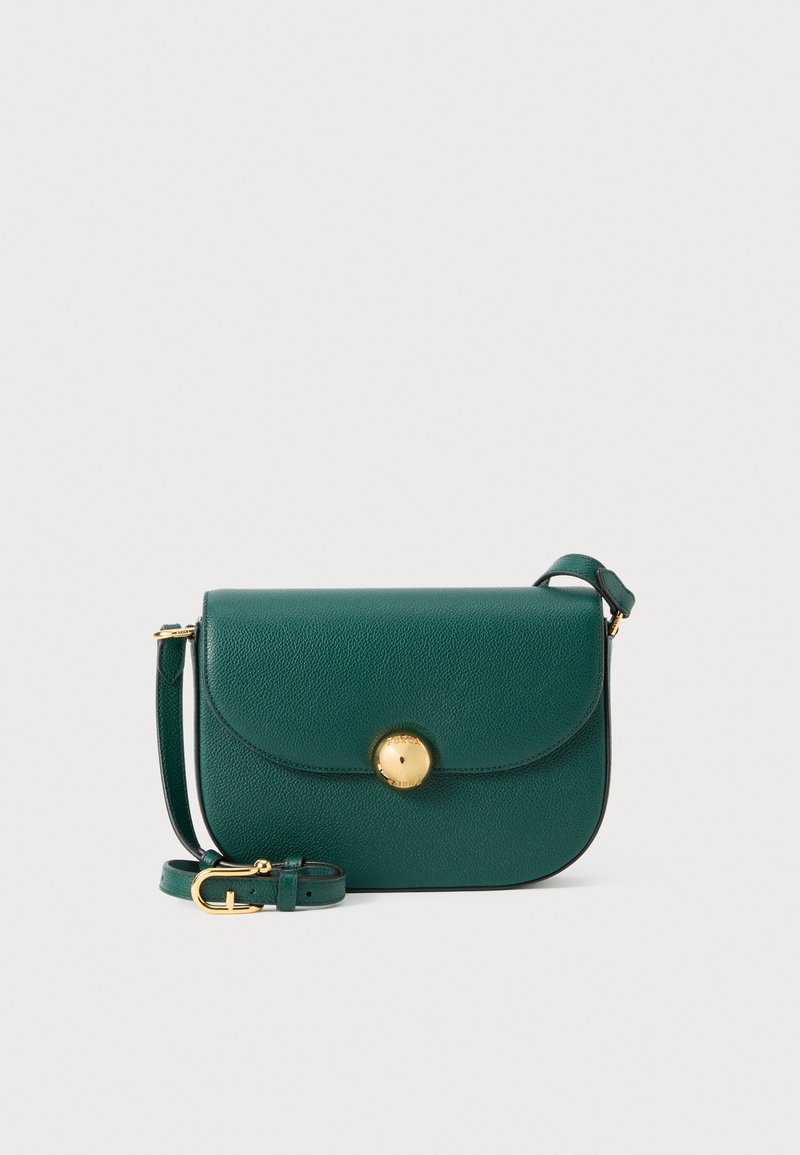 Borsa a tracolla verde in pelle con patta arrotondata, accessori in oro e tracolla regolabile. Finitura texturizzata e forma rettangolare compatta.