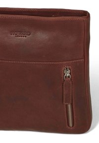 Brun läderpouch med en slät yta, försedd med en dragkedjeficka och prägling av logotyp. Rektangulär form med rena linjer.