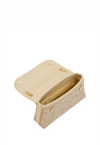 Beige clutch-pung med dekorativt svunget mønster i metallisk tråd, guldhardware, magnetisk knaplukning og to interne rum.