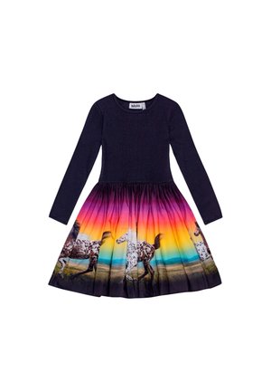 Abito a maniche lunghe con parte superiore blu navy. La gonna presenta un gradiente di colori che va dall'arancione al viola e un motivo di cavalli in corsa su uno sfondo paesaggistico.