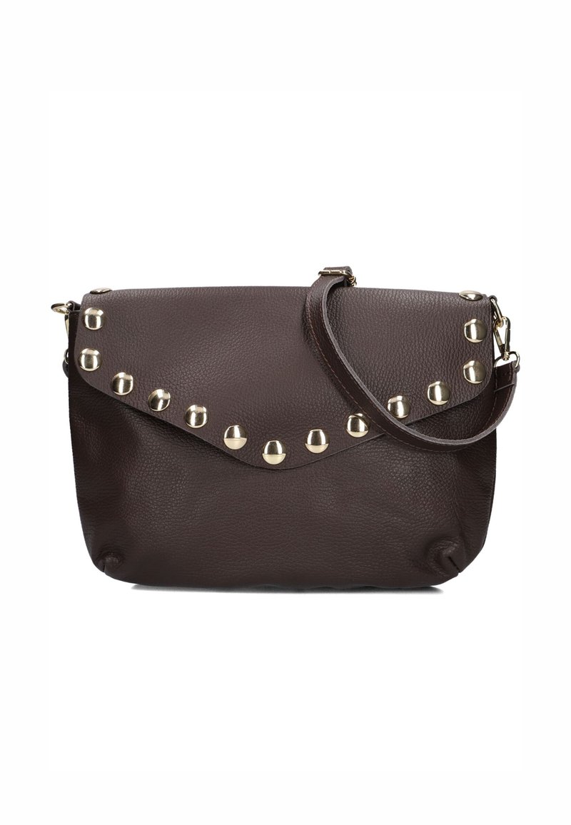 Bruine leren schoudertas met een gestructureerd oppervlak, een gebogen klep versierd met metalen studs en een afneembare schouderband.