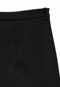 Gonna nera con una trama liscia, design su misura, vita piatta e dettagli di cucitura sottili. Nessun motivo o accento visibile.