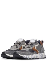 Graue und beige Turnschuhe aus Wildleder und Mesh-Materialien, mit einer strukturierten Sohle, kontrastierenden braunen Akzenten und ausgeprägtem "ÉTÉ BLANCHE"-Branding.