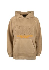Beige Kapuzenpullover mit Kängurutasche, erhabenem, strukturiertem "GRC"-Schriftzug und orangefarbigem Text "STUDIO COLLECTION EST. IN 2013" auf der Vorderseite.