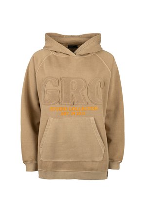 Beige Kapuzenpullover mit Kängurutasche, erhabenem, strukturiertem "GRC"-Schriftzug und orangefarbigem Text "STUDIO COLLECTION EST. IN 2013" auf der Vorderseite.