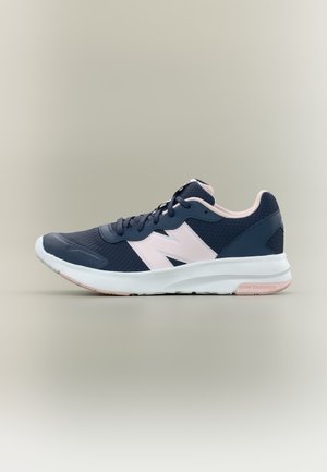 Тъмносин и светлорозов маратонка New Balance с бяла подметка, страничен изглед на обикновен светъл фон.