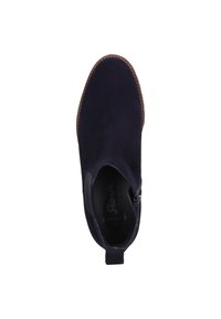 Stivale alla caviglia in suede blu scuro con punta arrotondata, cerniera laterale e suola in cuoio marrone cucita. Texture liscia e dettagli di design minimal.