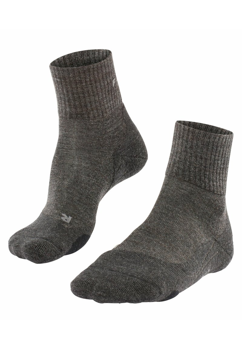 Graue Knöchelsocken mit einem gerippten Bündchen und verstärkter Zehenpartie. Hergestellt aus einem weichen, strukturierten Stoff für Komfort und Langlebigkeit.