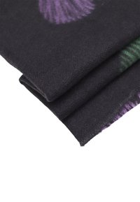 Tessuto nero con una consistenza morbida, caratterizzato da dettagli a motivo viola e verde. Il tessuto è piegato, mostrando il suo spessore e la finitura dei bordi.