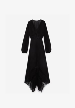 Robe maxi plissée noire à manches longues, décolleté en V et ourlet asymétrique. Fabriquée en tissu léger avec une texture douce.