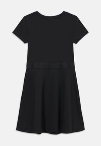 Melna īsām piedurknēm kleita ar pieguļošu augšdaļu un izplestu svārku. Aprīkota ar gludu audumu un satīna jostas detaļu.