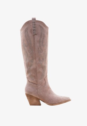 Botte de cowboy en suède beige mi-hauteur avec talon en bois incliné et motif de flammes décoratif brodé sur la tige.