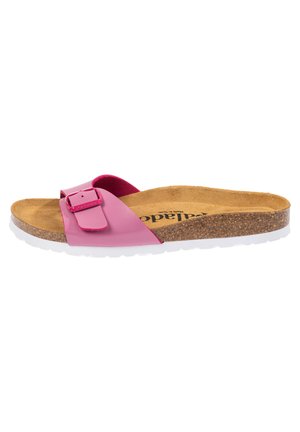 Sandal de slide rosa con una correa ancha, hebilla ajustable, plantilla de corcho y suela de goma blanca. Material exterior suave y interior similar al ante.
