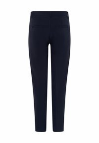 Pantaloni navy, vestibilità sartoriale, con due tasche posteriori, tessuto liscio e design snello con vita media e gamba affusolata.
