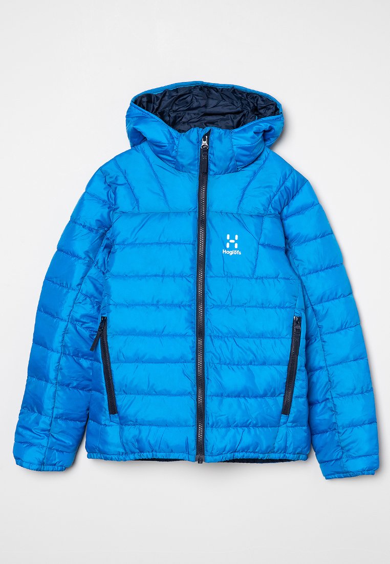 Chaqueta aislante azul con capucha, con costuras horizontales, cremallera frontal y bolsillos laterales. Incluye un logo en el pecho.