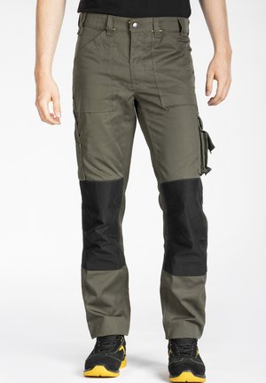 Pantalons cargo en vert olive avec des genoux noirs, plusieurs poches, tissu durable et coupe droite.