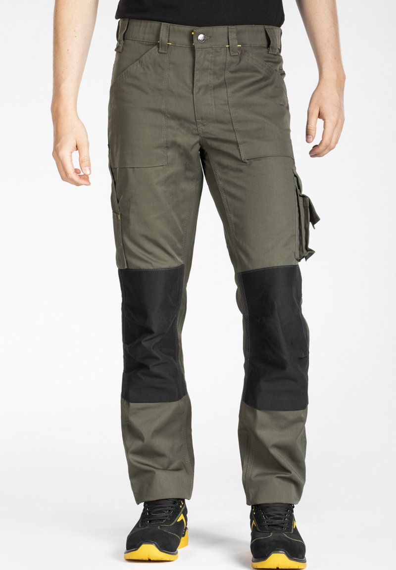 Pantalons cargo en vert olive avec des genoux noirs, plusieurs poches, tissu durable et coupe droite.