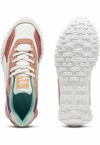 Sneaker con suola in gomma bianca, parte superiore in tessuto e camoscio di colore rosa, azzurro chiaro e crema, con chiusura a lacci e logo Puma.