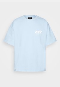 Ljusblå, kortärmad t-shirt i bomull med rund hals, med en vit grafisk logotyp på vänster bröstområde. Normal passform.