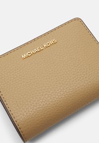 MICHAEL Michael Kors SNAP COIN BILLFOLD - Novčanik - camel