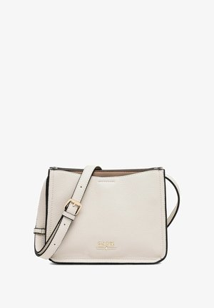 Jasnoszara skórzana torebka na ramię z teksturowanym wykończeniem, czarnymi detalami, złotymi akcentami i regulowanym paskiem. Cechuje się minimalistycznym wzornictwem.