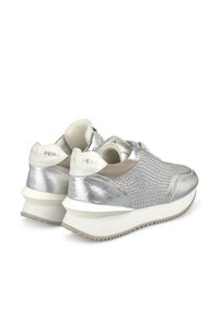 Sneakers metallici argento con dettagli in rete, accenti testurizzati, suola bianca piatta e logo del marchio sul tallone. Presentano superfici riflettenti.