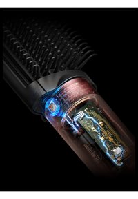 Hitzestyling-Bürste mit einem schwarzen Kunststoffgriff, Borsten oben und einem transparenten Abschnitt, der die interne Schaltung und leuchtende Akzente offenbart.