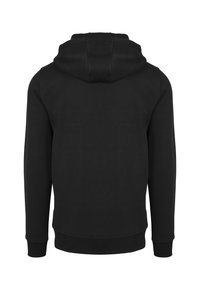 Svart hettegenser med snøring i hetta, lange ermer og ribbestrikkede mansjetter og nederkant. Glatt tekstur med et enkelt design, uten synlige logoer eller mønstre.