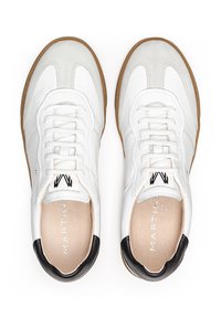 Witte leren sneakers met grijze suede accenten, zwarte hiel en lichtbruine rubberen zool. Voorzien van platte veters en geperst merk op de binnenzool.