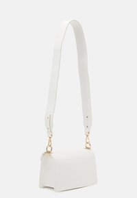 Borsa in finta pelle bianca con forma rettangolare, base piatta e tracolla removibile. Caratterizzata da hardware in tonalità oro.