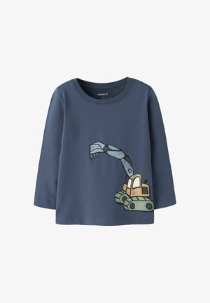Cămașă albastră cu mâneci lungi pentru copii, cu un grafic tipărit al unui excavator cu braț clește pe față.