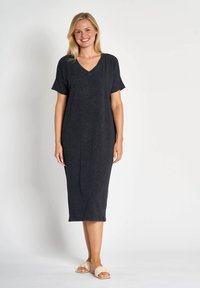 Schwarzes Kleid mit kurzen Ärmeln und V-Ausschnitt in entspannter Silhouette, mit weicher Textur und knieumspielender Länge. Leichtes Material, schlichtes Design.