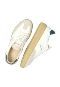 Sneaker bianchi in pelle con dettagli beige, punta rotonda, suola piatta in gomma e dettagli perforati. Tab sul tallone blu e soletta con marchio.