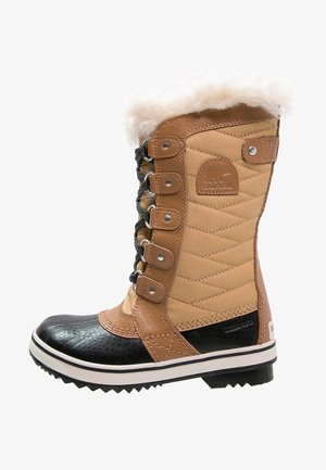 Botte haute d'hiver avec tissu matelassé couleur tabac, bout en caoutchouc noir, laçage à l'avant et bordure en fausse fourrure blanche en haut.