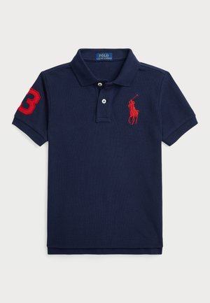 Polo de color azul marino hecho de algodón, con un cierre de tres botones, logo de pony bordado en rojo y el número "3" en rojo en la manga.