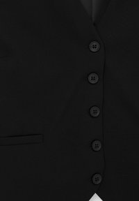 Gilet en tissu noir à texture lisse, doté de six boutons noirs, d'une poche unique et d'un col en V.