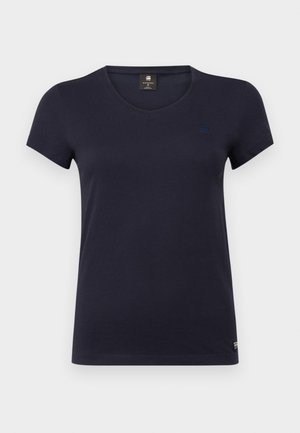 Camiseta de manga corta azul marino con escote en V, hecha de algodón suave. Presenta un pequeño logotipo en la parte superior izquierda.