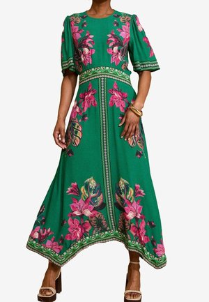 Lange groene jurk van stof, met roze bloemmotieven, korte pofmouwen en een decoratieve rand langs de zoom.
