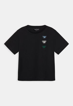 Zwart T-shirt met korte mouwen met drie kleine driehoekige logo patches in blauw, wit en groen op de bovenste linkerborst.