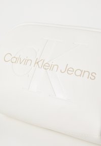 Calvin Klein Jeans SCULPTED CAMERA BAG MONO - Skulderveske - tofu