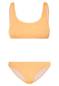 Gul teksturert bikini sett med scoop neck topp og lavt liv bunn med kontrasterende fôr på sidene.