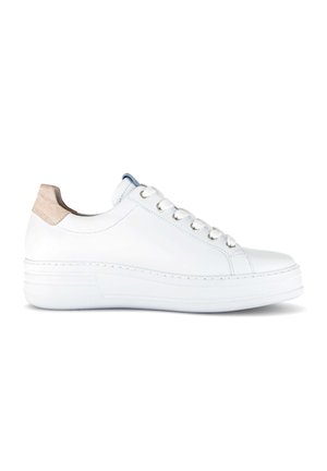 Witte lage sneaker met witte veters, dikke zool en beige suède hielstuk, zijaanzicht op een witte achtergrond.
