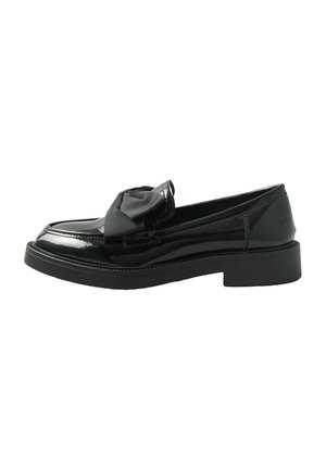 Zwarte lakleren loafer met een dikke zool en een grote stoffen strik aan de bovenkant voor.