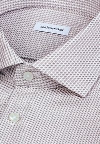 Chemise blanche et beige à motif avec un tissage texturé, fermeture à boutons et une étiquette intérieure de marque. Col plat avec bouts pointus.