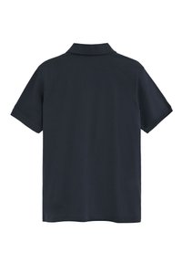 Marinblå kortärmad pikétröja med krage och rak fåll. Tillverkad av mjukt, andningsbart tyg med en enkel design utan dekorationer.