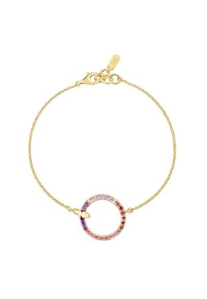 Pulsera de cadena de oro con un charm circular adornado con piedras preciosas rosas y moradas y un pequeño detalle de mariposa en el lado izquierdo.