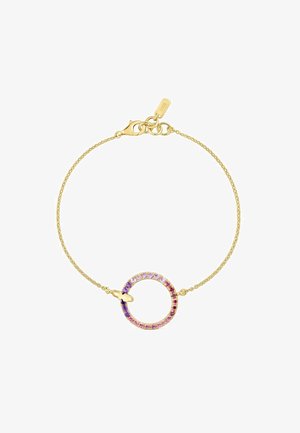 Bracelet chaîne en or avec un pendentif circulaire orné de pierres précieuses roses et violettes, avec un petit détail papillon sur le côté gauche.